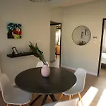 παράθυρο στη λίμνη Apartment