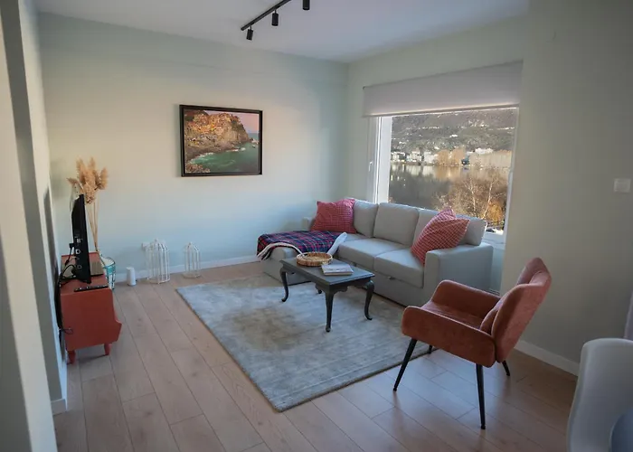 Παράθυρο Στη Λίμνη