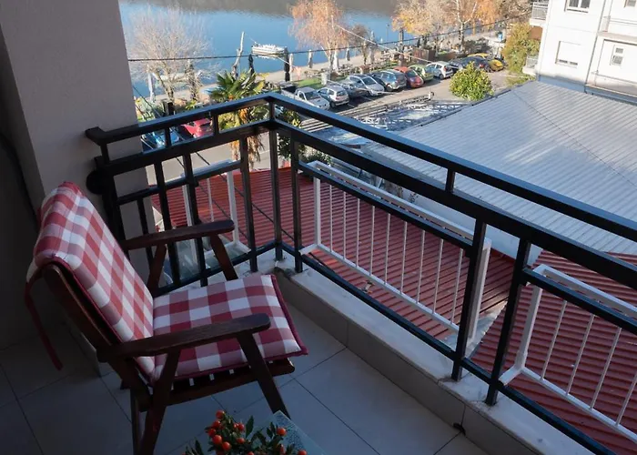 Παράθυρο Στη Λίμνη *